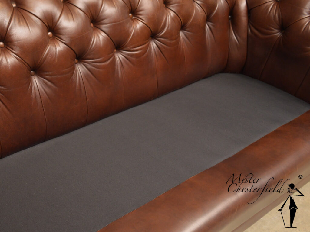 original-chesterfield-1930-brown-sofa-shabby-vintage-detail-seat
